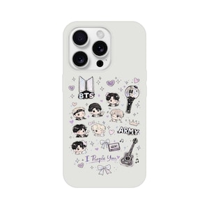 Könnte beinhalten: Eine hellgraue Handyhülle mit Cartoon-Illustrationen und Text. Das Design enthält die Texte "BTS", "ARMY" und "I Purple You" sowie Bilder von Herzen, Sternen und einer Gitarre.
