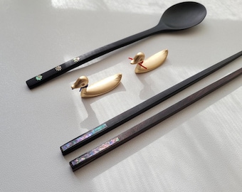 Set tradizionale coreano di bacchette e cucchiaio laccati / Madreperla / Poggia bacchette a forma di anatra / Regalo coreano / Servizio da tavola autentico