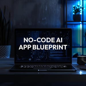 Könnte beinhalten: Ein schwarzer Laptop mit dem Text "NO-CODE AI APP BLUEPRINT" in Weiß. Der Bildschirm zeigt ein blaues Leiterplattendesign. Der Laptop ist auf einem dunklen Schreibtisch geöffnet, mit dunklem Hintergrund und einer Topfpflanze.