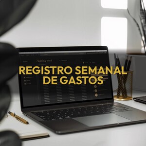 Puede incluir: Un port&aacute;til que muestra una hoja de c&aacute;lculo financiera con el texto "REGISTRO SEMANAL DE GASTOS" en oro. Un bol&iacute;grafo y un bloc de notas dorados est&aacute;n sobre el escritorio blanco. Un portal&aacute;pices dorado y una planta est&aacute;n en el fondo.