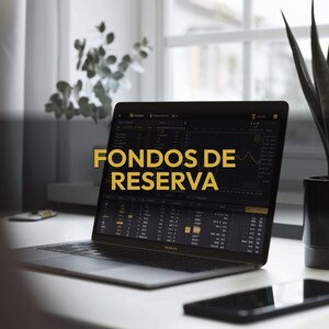 Pode incluir: Um laptop exibindo dados financeiros com o texto "FONDOS DE RESERVA" em dourado. O laptop est&aacute; aberto em uma mesa branca, com um smartphone e uma planta ao fundo. A tela mostra gr&aacute;ficos e n&uacute;meros.