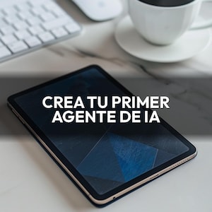 以下が含まれることがあります： 白い表面に「CREA TU PRIMER AGENTE DE IA」というテキストが表示されたタブレット。白いキーボード、マウス、コーヒーカップも表示されています。タブレットの画面には、濃い青と黒の幾何学模様が描かれています。