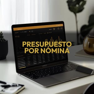 Puede incluir: Un ordenador port&aacute;til negro que muestra un panel financiero con el texto "PRESUPUESTO POR N&Oacute;MINA" en amarillo. El port&aacute;til est&aacute; sobre un escritorio blanco con un cuaderno, un bol&iacute;grafo y una peque&ntilde;a planta en el fondo.