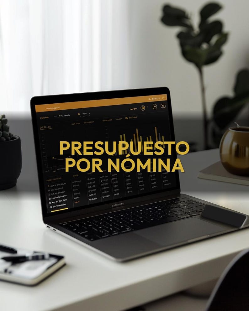 Puede incluir: Un ordenador port&aacute;til negro que muestra un panel financiero con el texto "PRESUPUESTO POR N&Oacute;MINA" en amarillo. El port&aacute;til est&aacute; sobre un escritorio blanco con un cuaderno, un bol&iacute;grafo y una peque&ntilde;a planta en el fondo.