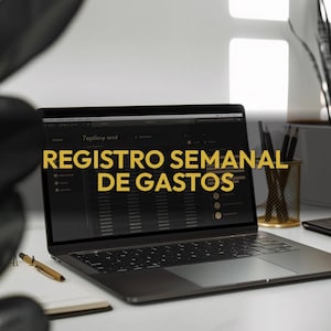 Puede incluir: Un port&aacute;til muestra una hoja de c&aacute;lculo financiera con el texto "REGISTRO SEMANAL DE GASTOS" en dorado. Un bol&iacute;grafo y un bloc de notas dorados est&aacute;n sobre el escritorio blanco. Un portal&aacute;pices dorado y una planta en el fondo.