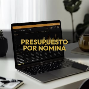 Puede incluir: Un ordenador port&aacute;til negro que muestra un panel financiero con el texto "PRESUPUESTO POR N&Oacute;MINA" en amarillo. El port&aacute;til est&aacute; sobre un escritorio blanco con un cuaderno, un bol&iacute;grafo y una peque&ntilde;a planta en el fondo.