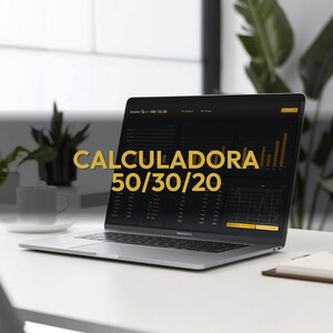 May include: A silver laptop displaying a financial dashboard with the text "CALCULADORA 50/30/20" in gold. The laptop is on a white desk with a coffee cup and plant in the background.