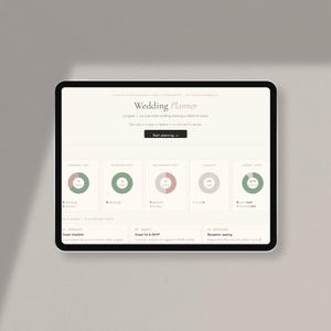 Puede incluir: Una tableta digital que muestra una interfaz de planificador de bodas. La pantalla muestra "Wedding Planner" e indicadores de progreso circulares. La interfaz incluye opciones para la ceremonia, la recepción y la planificación del presupuesto. El fondo es de color neutro.