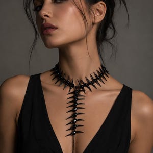 Svart gotisk spik-lariat choker, ryggradshängande kroppskedja, statement-smycken
