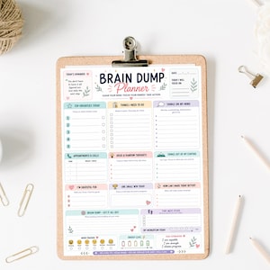 Puede incluir: Una hoja de Brain Dump Planner sujeta en un portapapeles de corcho marr&oacute;n. El planificador incluye secciones para prioridades, listas de tareas, citas, gratitud y seguimiento del estado de &aacute;nimo, con encabezados en tonos pastel.