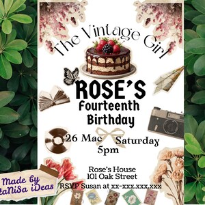 Op de afbeelding: Een uitnodigingsflyer voor Rose's veertiende verjaardag met een chocoladetaart met bessen, een vlinder, een open boek, een vintage camera, een vinylplaat en bloemen. De tekst bevat The Vintage Girl, datum, tijd en locatiegegevens.