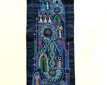 Tapiz sueco vintage bordado con motivos urbanos, arte textil: camino de mesa o tapiz de pared.