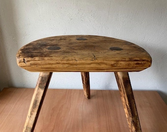 アンティーク調の三脚スツール：素朴な無垢材のファームハウス風サイドテーブル