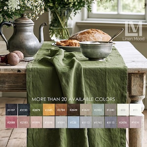 Może przedstawiać: Jednolity oliwkowozielony lniany bieżnik na stół, udrapowany na drewnianym stole. Obraz zawiera tekst "MORE THAN 20 AVAILABLE COLORS" oraz siatkę dwudziestu czterech małych, ponumerowanych próbek tkanin, a także logo "Linen Mood".