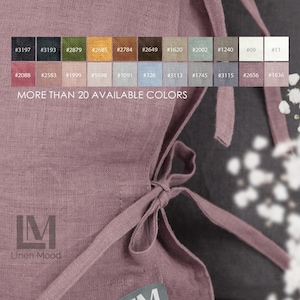 Peut inclure: Une taie d'oreiller en lin mauve avec des fermetures à nouer, présentant une étiquette avec le texte "LM Linen Mood". Un nuancier affiche vingt-deux échantillons de tissu numérotés, accompagnés du texte "MORE THAN 20 AVAILABLE COLORS".