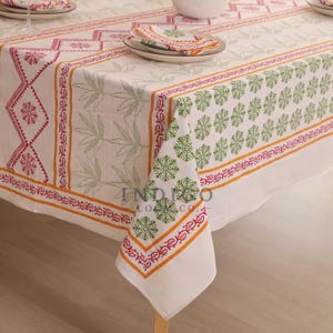 Toalha de mesa retangular de algodão com estampa floral rosa e verde, feita à mão no estilo indiano, decoração boho campestre.