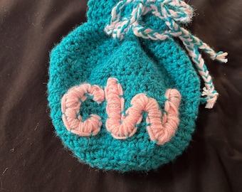 Bolsa con cordón para diversos usos. (La imagen de ejemplo muestra unos auriculares de control de tráfico aéreo).