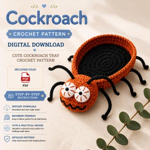 Op de afbeelding: Een gehaakt dienblad in de vorm van een kakkerlak met een oranje kop, zwart lichaam en zes zwarte poten. De kop heeft twee grote witte ogen met zwarte pupillen en een geborduurde zwarte mond. Tekst bevat "Cockroach" en "CROCHET PATTERN".