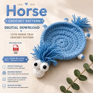 Può includere: Un modello all'uncinetto per un vassoio a forma di cavallo blu e bianco, download digitale. L'immagine include testo come Horse, Crochet Pattern, Digital Download e Included Files. Il vassoio è rotondo con testa, criniera e coda in lana.