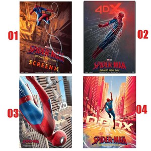 以下が含まれることがあります： スパイダーマン・ブランド・ニュー・デイの映画ポスター4枚セット。各ポスターには、赤と青のスーツを着たキャラクターが街並みを背景に様々なアクションポーズをとっており、4DX、ScreenX、XD、DBOXのロゴやテキストが重ねられています。