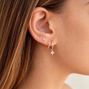 Conjunto de pendientes apilables con delicado trébol de cuatro hojas, aros y pendientes de botón dorados en capas para múltiples perforaciones, pendientes de trébol de la suerte en capas para mujer.