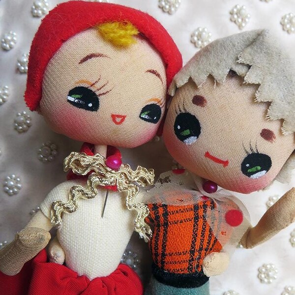 CUTEST Pair (2) of Vintage Herman Pecker '60s Big-Eye Stockinette Poseable Girl Dolls on Stand ~ Japan ~ Best Friends