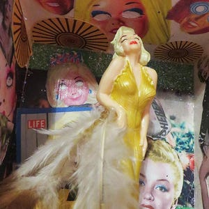Buy Marilyn Monroe - Figurine, In A White Dress | Sapphire Auction