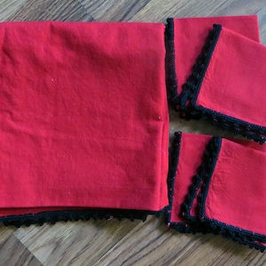Vintage Red / Black Trim Small Tablecloth w/ 4 Matching Cloth Napkins Set
