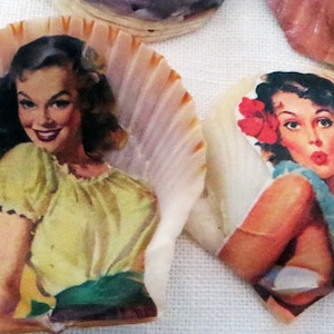 Kitsch HANDMADE ART ~ Set of 5 Florida BEACH Shells w/ Pin-up Girls ~ Decor / Crafts