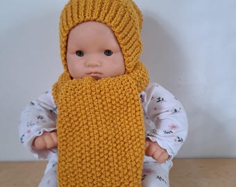 Een gebreide set van een muts, sjaal en slofjes. Handgemaakt. Zeer zacht en comfortabel voor de baby. Hoogwaardig Turks acryl.