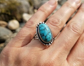 Handgemaakte ring van turkoois met Doornroosje-motief, gemaakt van 925 sterling zilver. Handgemaakte Birtstone cadeauring.