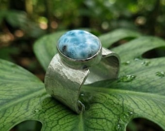Ring met natuurlijke larimar edelsteen en sterling zilveren afwerking: duimsieraad met gehamerde band