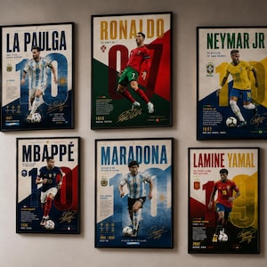 Peut inclure: Six affiches verticales encadrées représentant les footballeurs Lionel Messi, Cristiano Ronaldo, Neymar Jr, Kylian Mbappé, Diego Maradona et Lamine Yamal. Chaque impression affiche le nom, le numéro de maillot, les couleurs nationales et les statistiques.