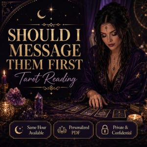 Pode incluir: Um anúncio de serviço de leitura de tarot com o texto SHOULD I MESSAGE THEM FIRST Tarot Reading. A imagem mostra uma pessoa com uma túnica roxa escura com detalhes dourados, rodeada por cristais de ametista, velas e cartas de tarot.