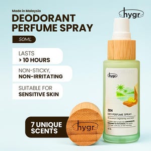 Könnte beinhalten: Eine grüne Deodorant-Parfumsprayflasche mit einem Holzdeckel und einem separaten Holzdeckel. Auf dem Etikett steht "ZEN DEO PERFUME SPRAY" und "50 ml". Der Text gibt auch an, dass das Produkt über 10 Stunden hält, nicht klebt, nicht reizt und für empfindliche Haut geeignet ist.