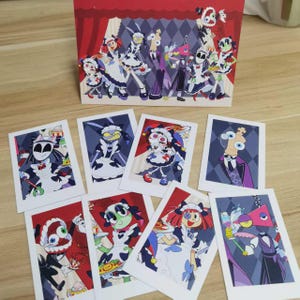 Peut inclure: Une collection d'impressions artistiques rectangulaires représentant des personnages de dessins animés en tenues de domestiques et formelles sur un fond de rideau rouge et de motifs en losanges, incluant une grande image et sept portraits.
