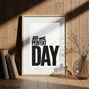 Poster Just A Perfect Day: Typografie Print Schwarz Weiß | Wandbild Minimalistisch Bold Statement Spruch (Digital Download, Vertikal)