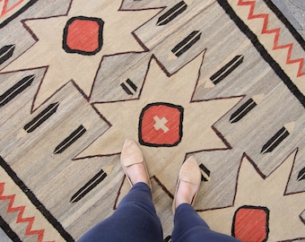 Zeitgenössischer Navajo-Entwurf 5 &#39;x 6&#39;3 &#39;&#39; Kelim Geometrischer Austern-Grau-Roter Handgewebter Wollteppich - KOSTENLOSER INLANDSVERSAND