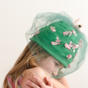 Vintage Hat Young Girl's Women's Beehive Green Pleated Organza Hat w/ Pink Flowers & Netting Mid Century Cloche 1950's image 3