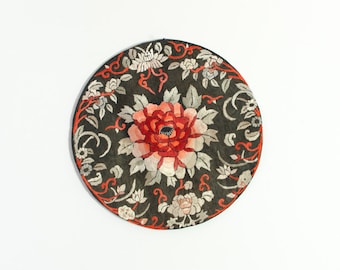 Vintage chinois en soie, textile, brodé main, cocarde, broderie, tenture murale, décoration d&#39;intérieur - Milieu du siècle