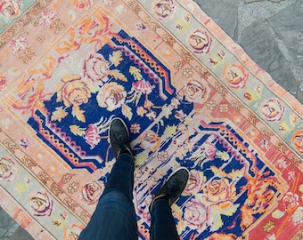 Alfombra Soumak vintage de 1,40 m x 2,18 m, estilo caucásico, de lana con estampado floral azul marino, anudada a mano, años 60 - ENVÍO NACIONAL GRATUITO