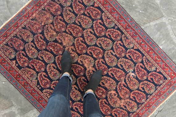 アンティーク 3'8” x 4'7” 小型 ペイズリー柄ラグ レッドネイビー
