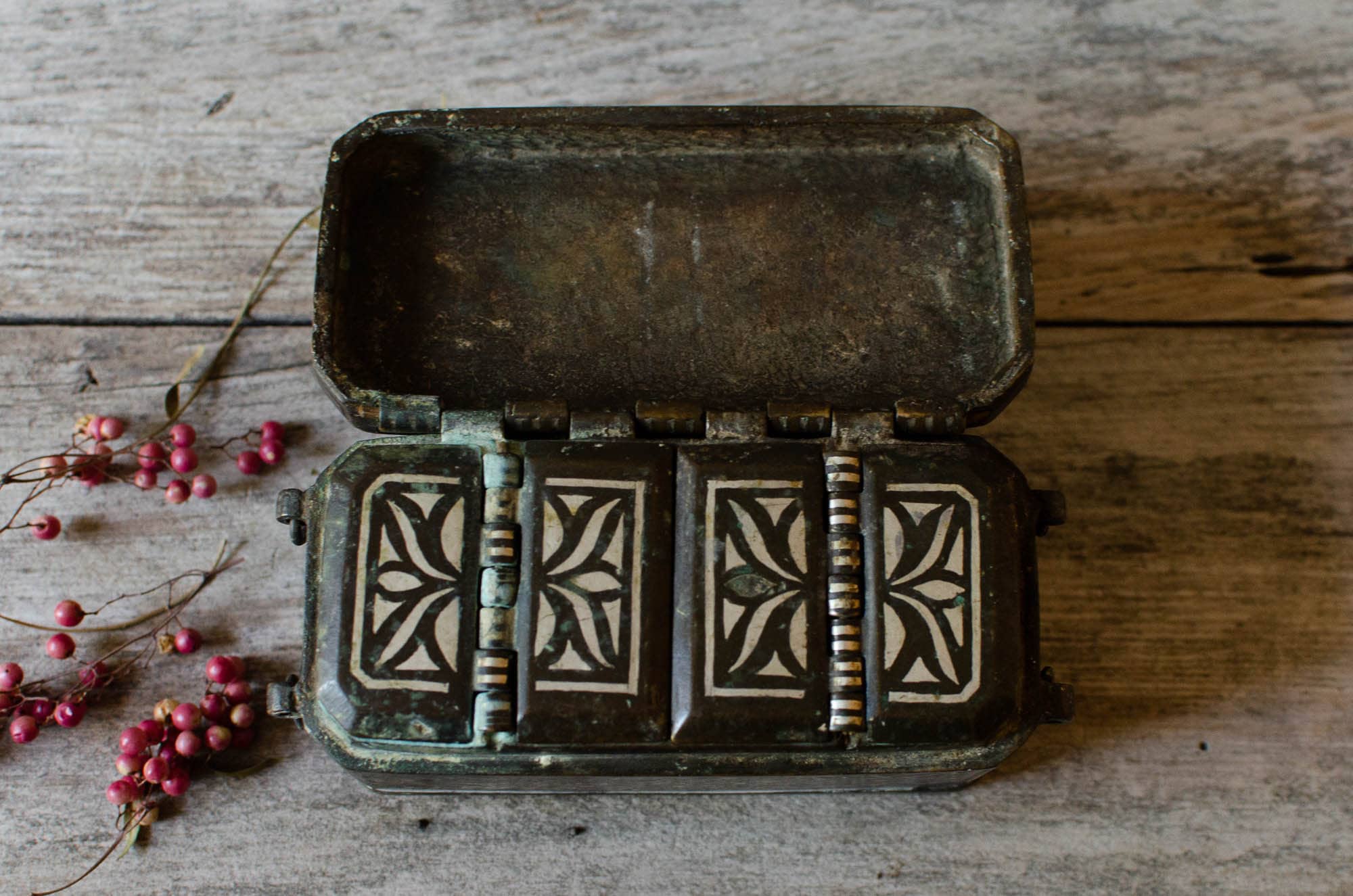 銀象嵌青銅ベタル箱、イスラム　フィリピン　ミンダナオ　アンティーク 銀象嵌青銅ベタル箱、イスラム フィリピン ミンダナオ