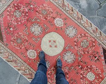 Alfombra Khotan vintage de 1,35 m x 2,35 m, única, tribal, desgastada, color salmón, de lana mediana, de pelo corto, anudada a mano, década de 1930 - ENVÍO NACIONAL GRATUITO