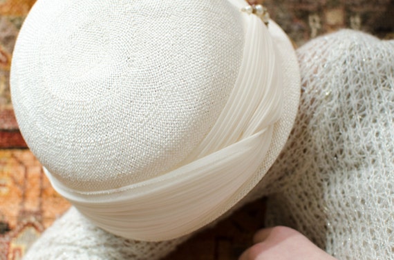 Vintage Woven White Straw Cloche Hat Raffled Orga… - image 4