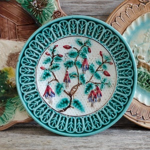 Platos de carga antiguos de mayólica con diseño de ciervo, flor y perro, plato de carga de cerámica inglesa, década de 1880
