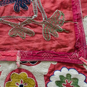 Vintage Suzani 53 x 88.5 Uzbek Magenta Green Hand-Embroidered Floral Design Samarkand Blanket Bed Throw Wall Hanging 1930's image 5