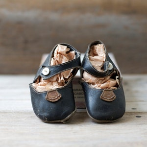 Vintage Baby Girls' Kids Child's Black Creased Leather Display Mary Jane Shoes Nursery Decor image 1