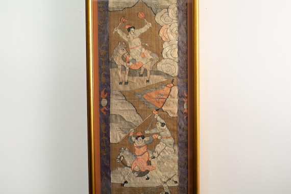 Petit Tableau En Soie Brodée XIXè Encadrée Visible Recto Verso. Une Scène De Femme Dans Un Paysage Mo