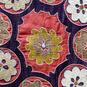 Vintage Suzani 53 x 88.5 Uzbek Magenta Green Hand-Embroidered Floral Design Samarkand Blanket Bed Throw Wall Hanging 1930's image 4